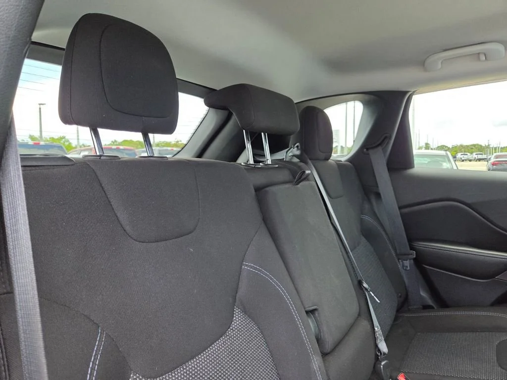 Certified Used 2019 Diamond Black Crystal Pearlcoat Jeep Latitude image 18