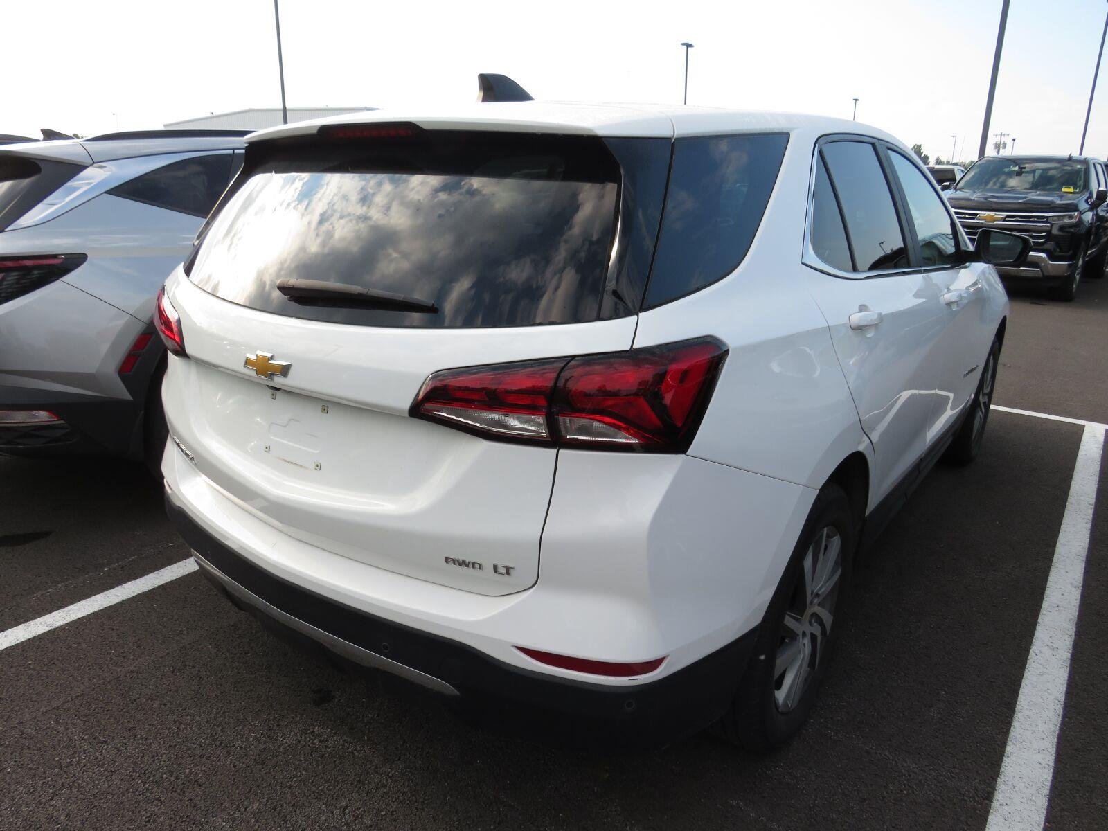 Used 2024 SUMMIT WHITE Chevrolet  image 10