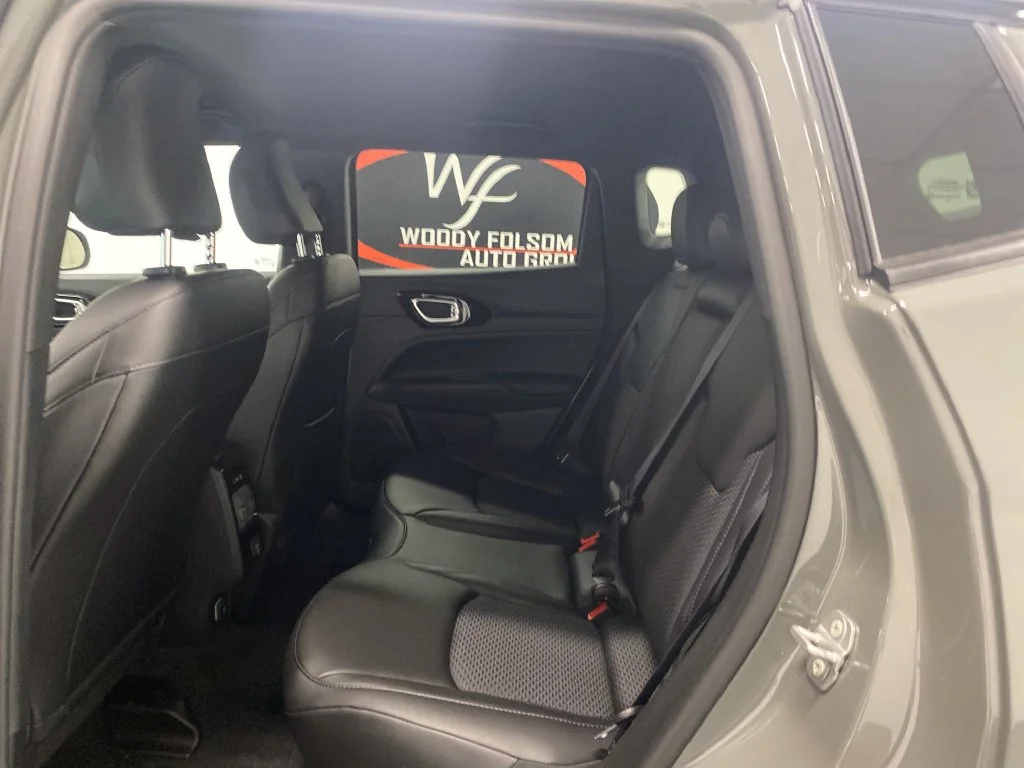 New 2027 Gray Jeep Latitude image 15
