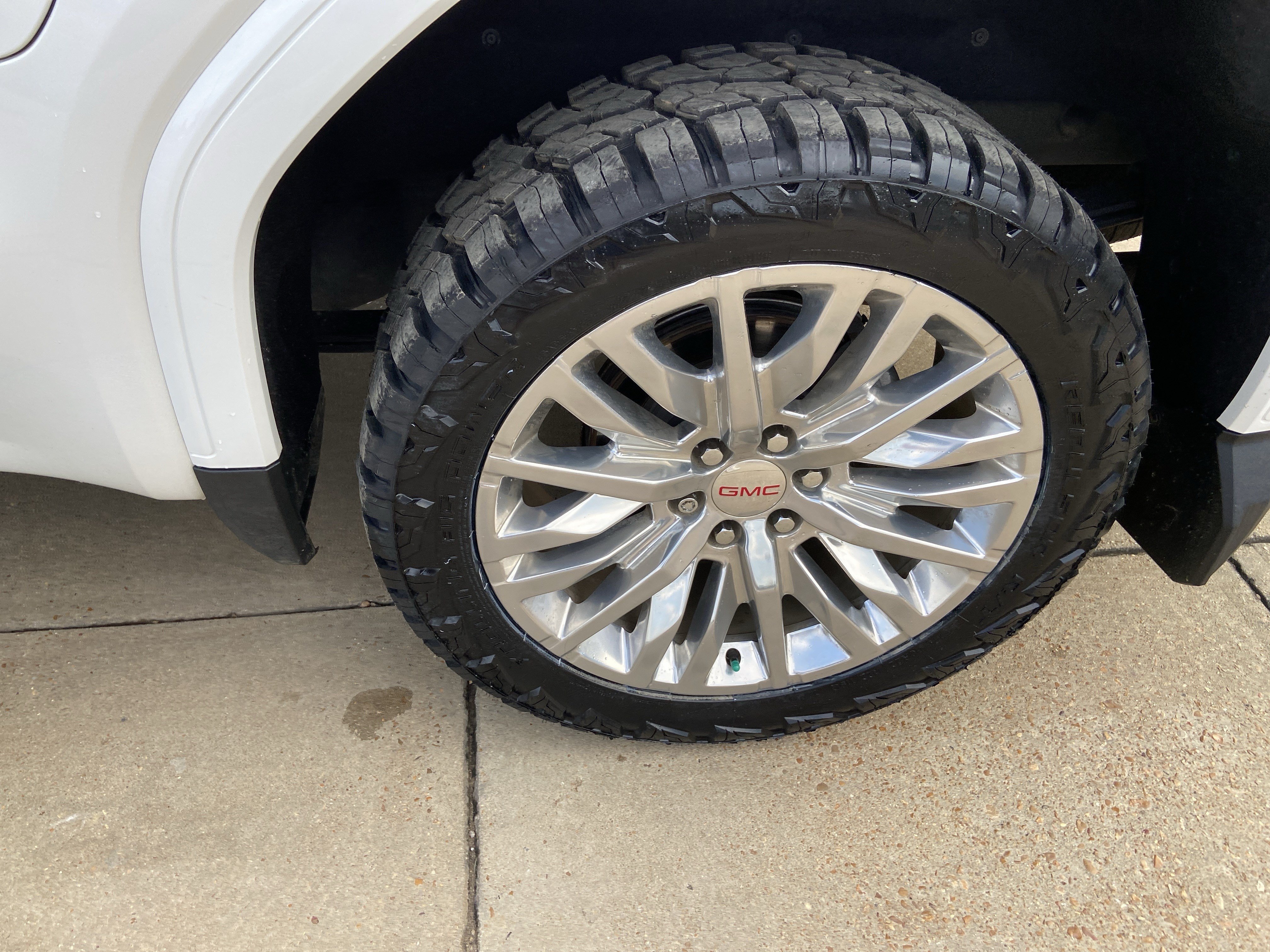 Used 2022 White Frost Tricoat GMC Denali image 30