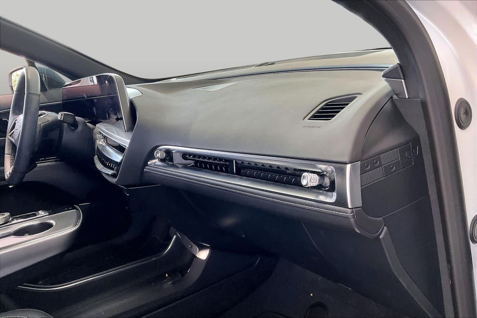 Used 2025 Crystal White Tricoat Cadillac Luxury image 18