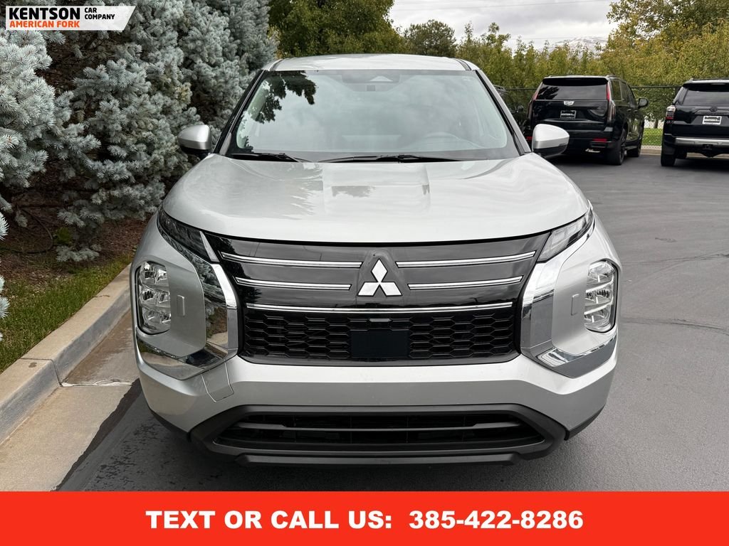 2025 Mitsubishi Outlander ES photo 2