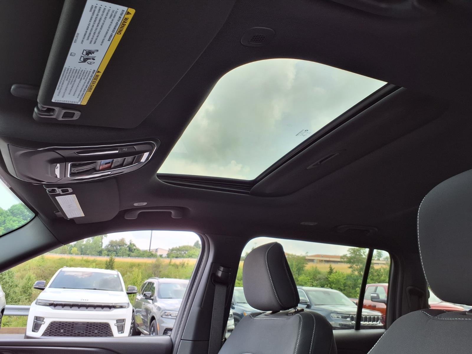 New 2026 Bright White Clear-Coat Exterior Paint Jeep Laredo X image 7