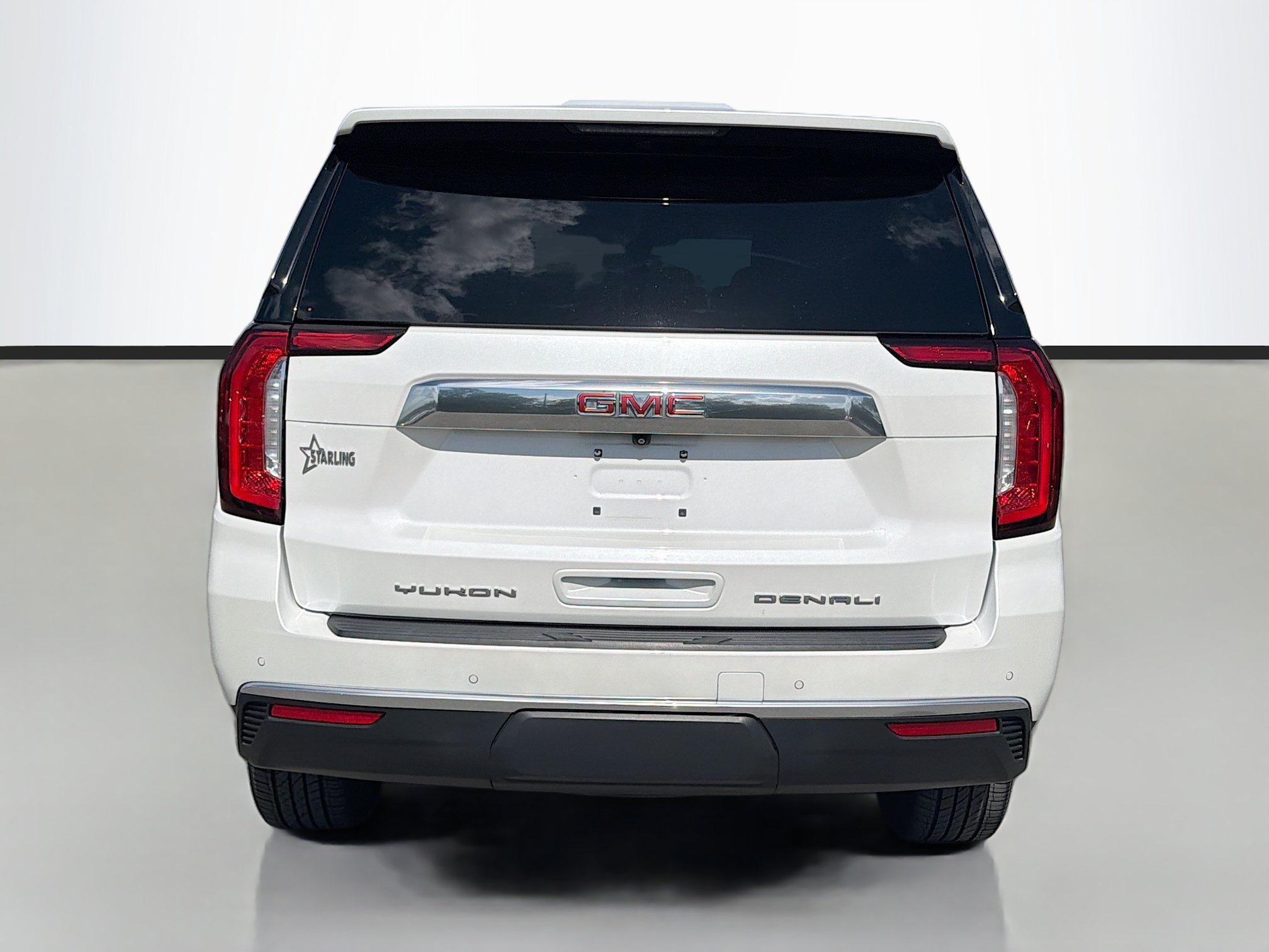 Used 2022 White Frost Tricoat GMC Denali image 4