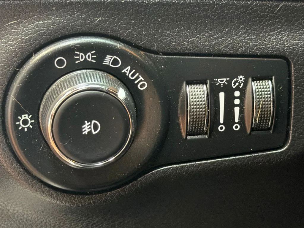 Used 2019 White Clearcoat Jeep Trailhawk image 23