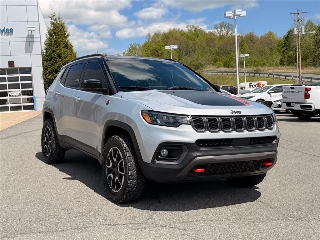 Used 2024 Silver Zynith Metallic Clearcoat Jeep Trailhawk image 9