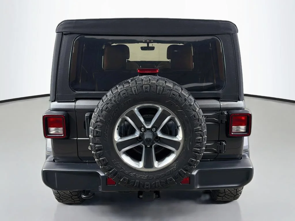 Used 2019 Granite Crystal Jeep Sahara image 7
