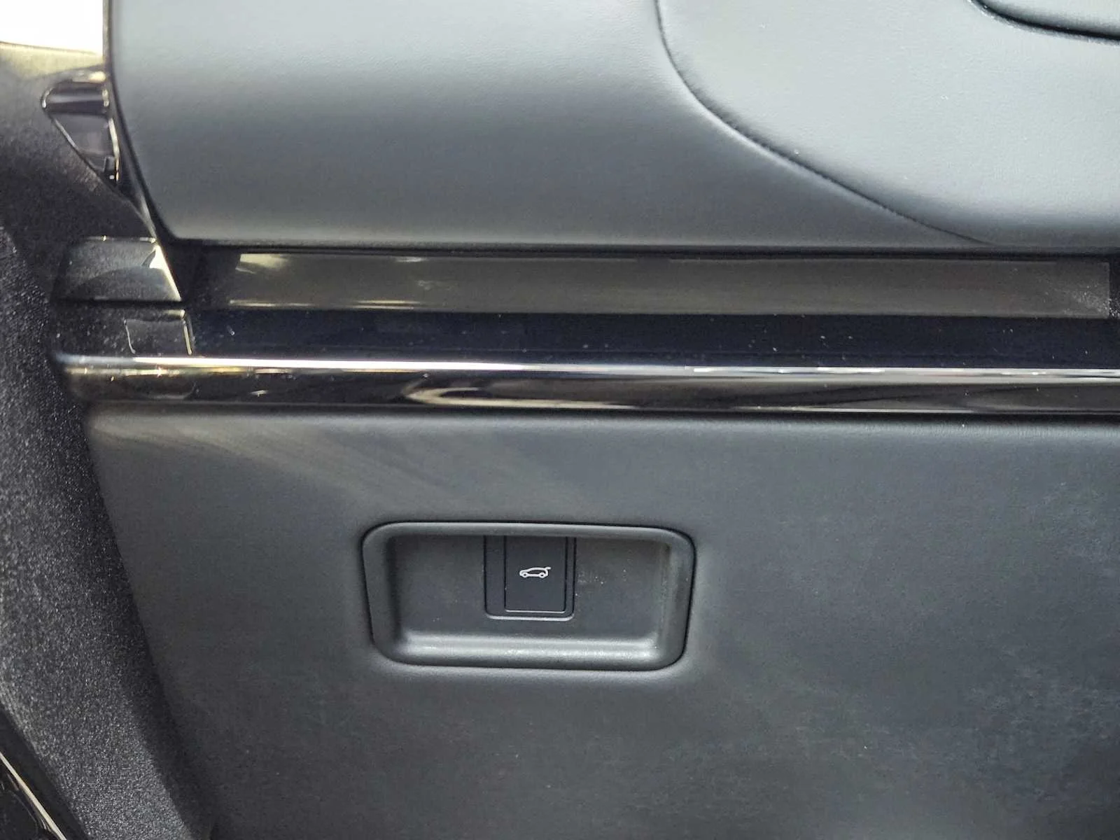 Certified Used 2024 Fuji White Land Rover Dynamic SE image 18