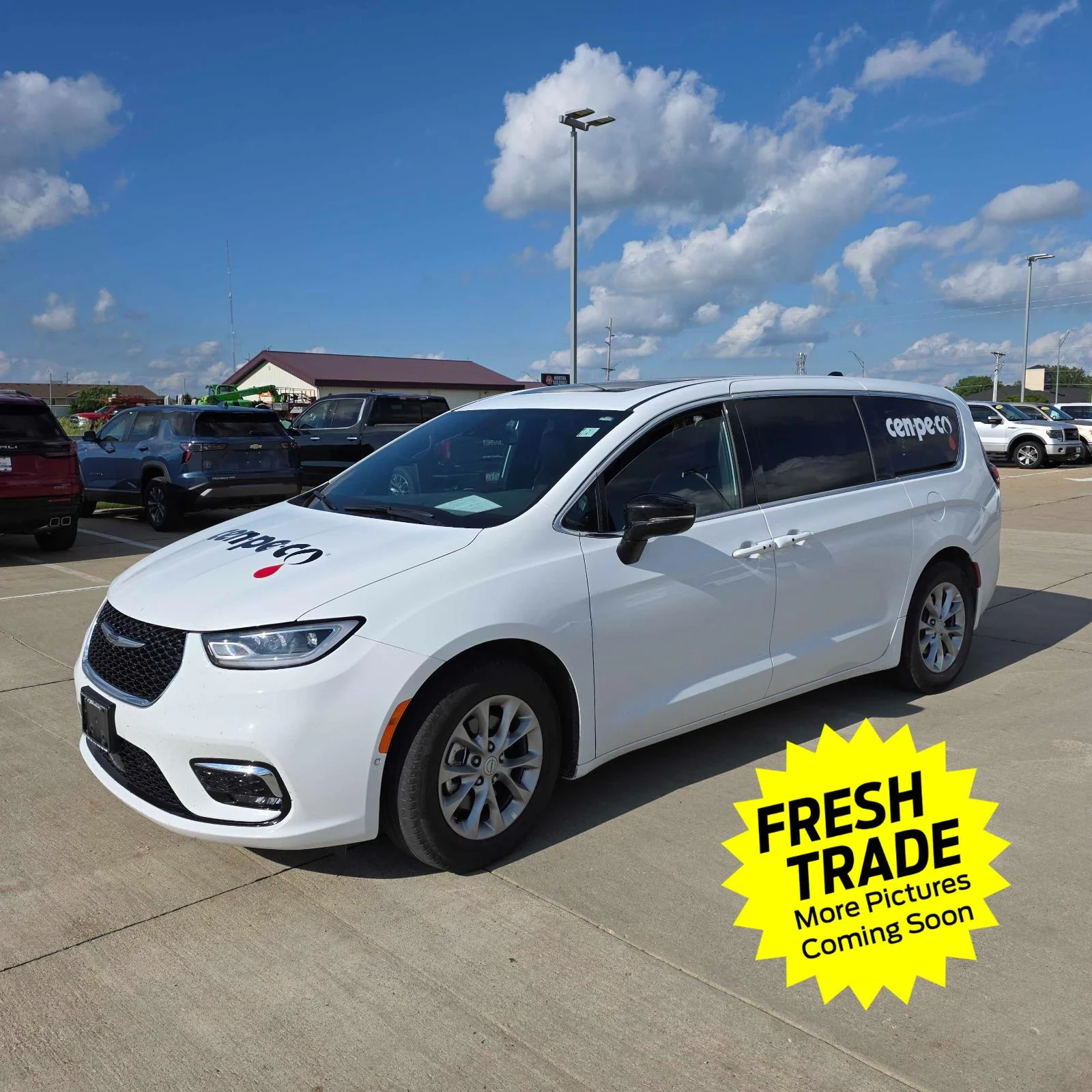 2026 Chrysler Pacifica Limited's photo