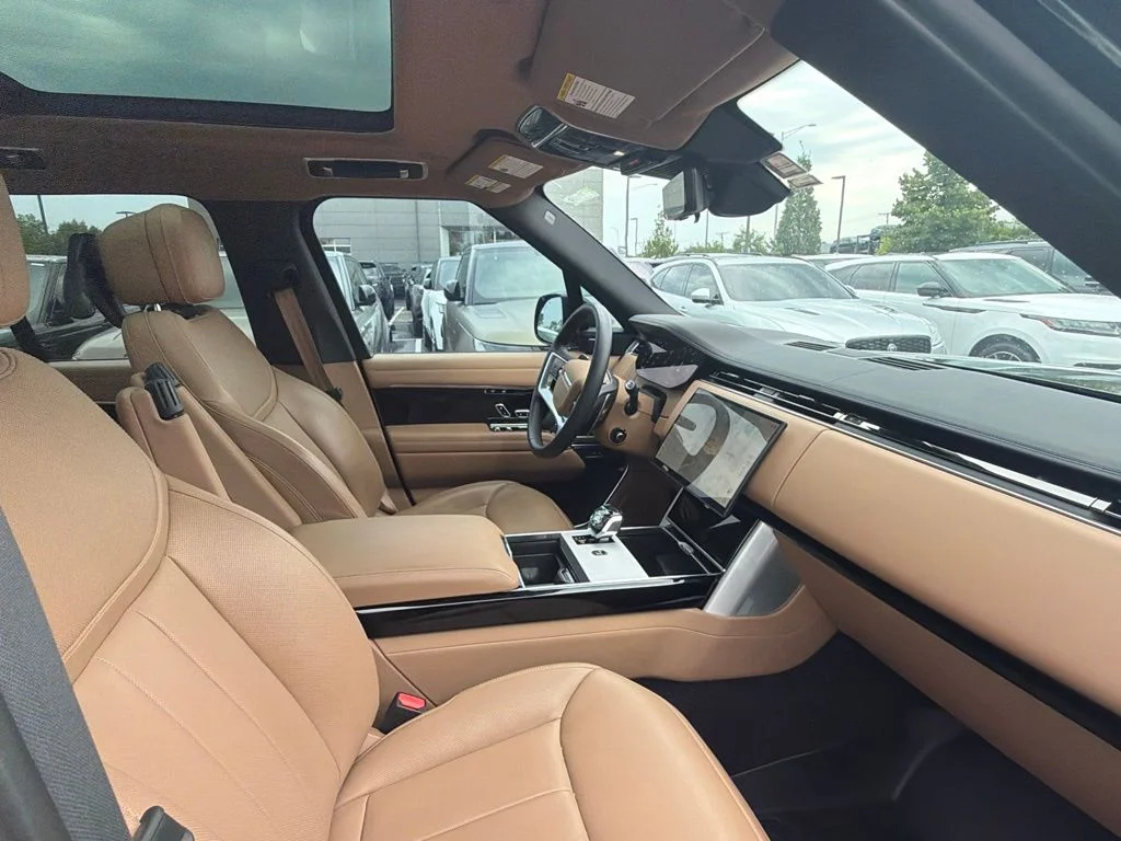 Used 2025  Land Rover SE image 12