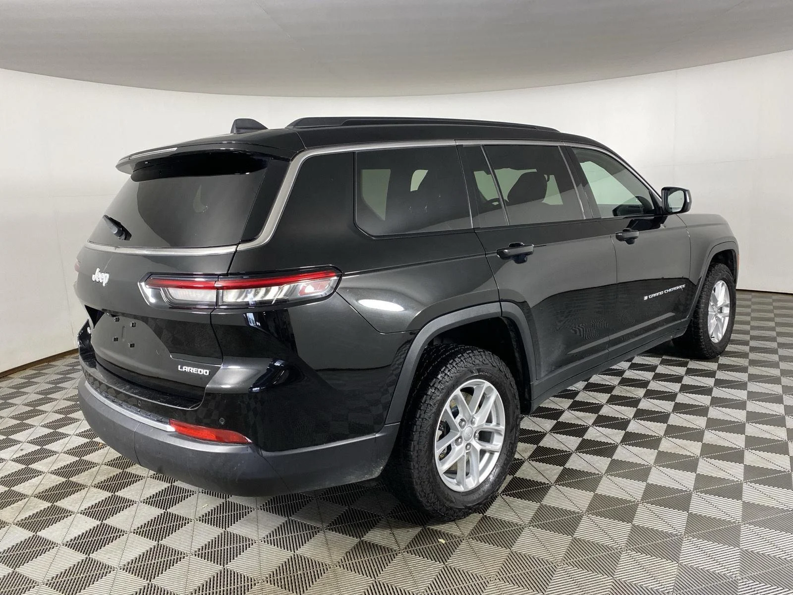 Used 2024 Diamond Black Crystal Pearlcoat Jeep Laredo image 7