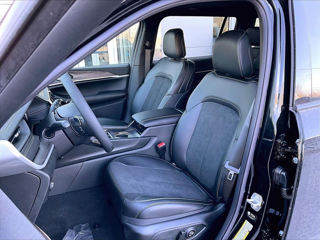 New 2026 Diamond Black Crystal Pearlcoat Jeep Laredo image 11