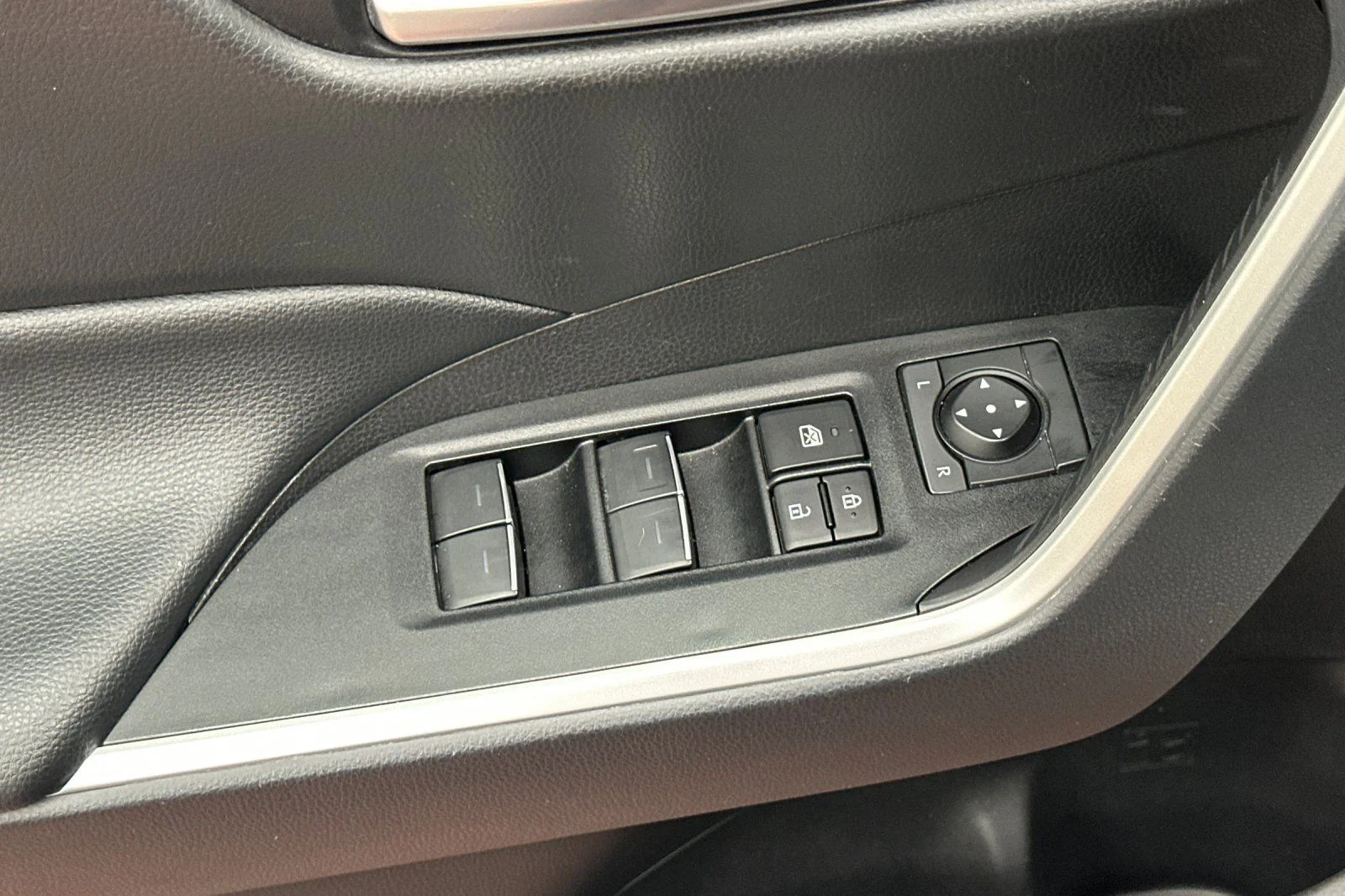 Used 2025 White Toyota XLE image 15