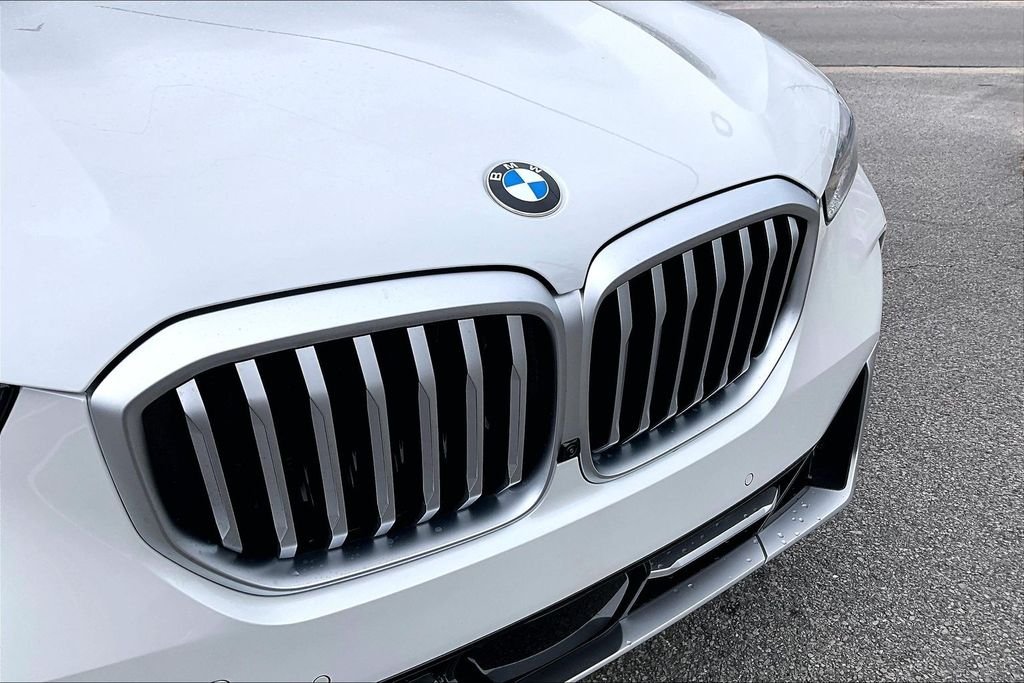 Used 2025 White BMW sDrive40i image 33