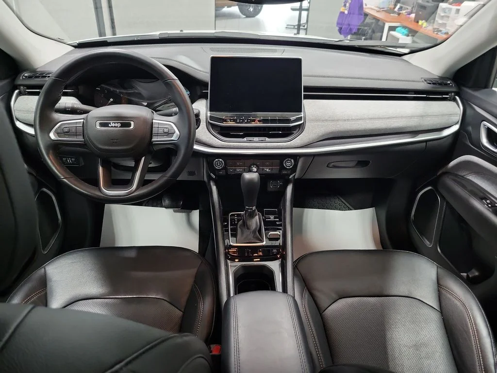 Used 2022 White Jeep Latitude Lux image 3