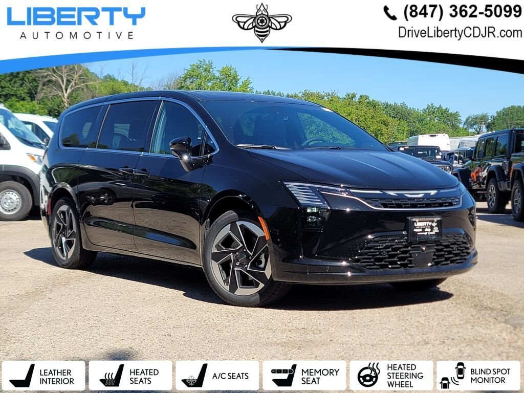 2027 Chrysler Pacifica Limited's photo