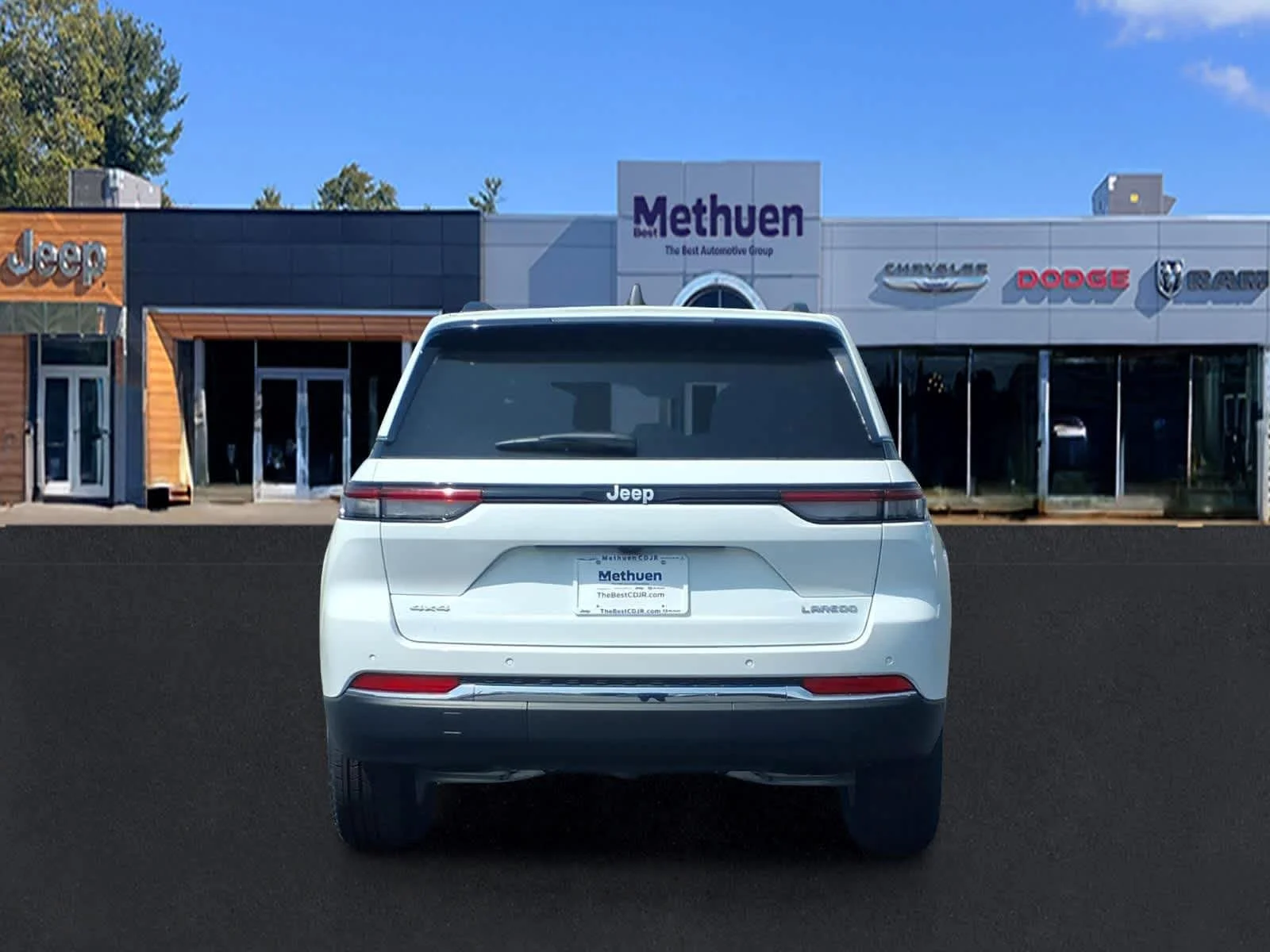 New 2026 Bright White Clear-Coat Exterior Paint Jeep Laredo X image 5