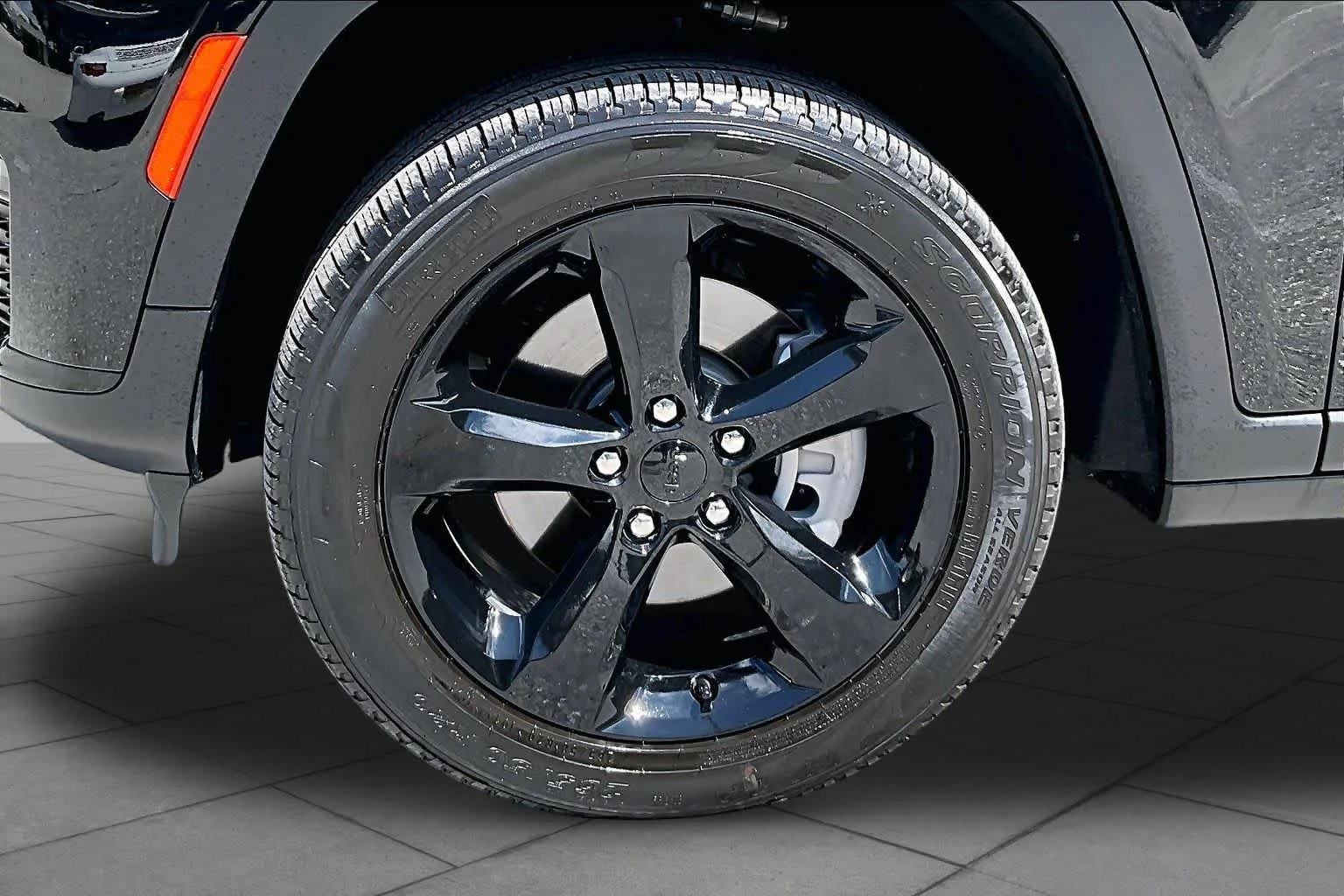 Used 2024 Diamond Black Crystal Pearlcoat Jeep Limited image 11