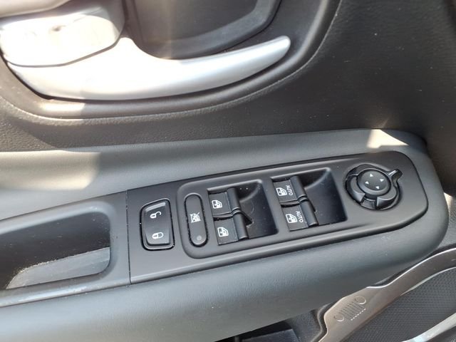 Used 2023 White Jeep Latitude image 13