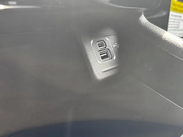 New 2026 Bright White Clear-Coat Exterior Paint Jeep Latitude image 19