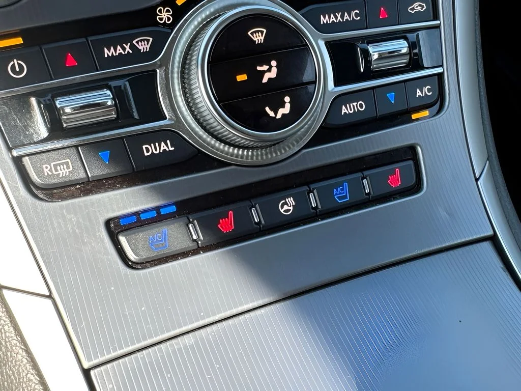 Used 2019 White Lincoln Reserve image 22