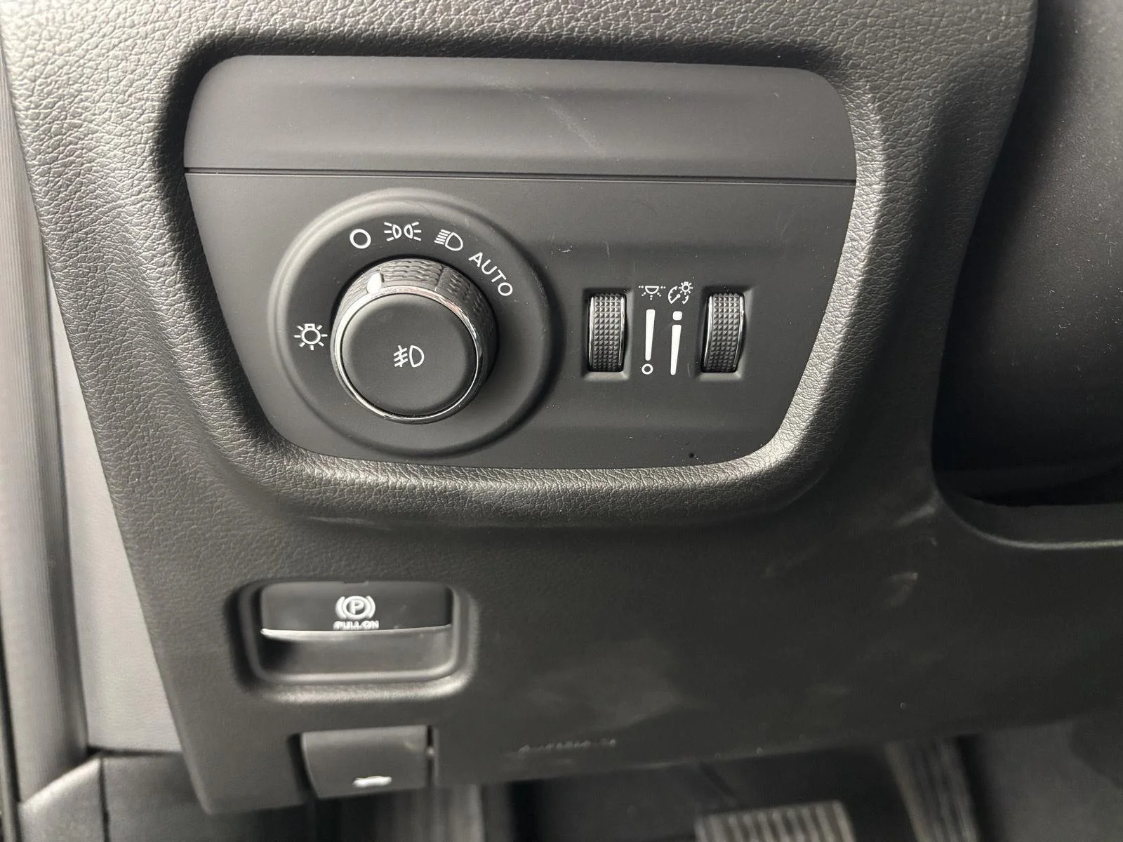 Used 2023 Ember Pearlcoat Jeep Limited image 32