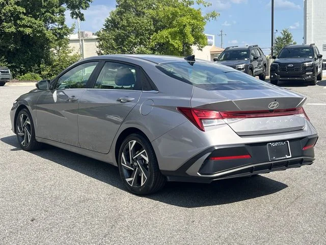 Used 2025 Silver Hyundai SEL Convenience image 11