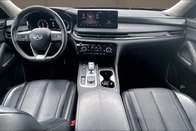 Used 2023 White INFINITI LUXE image 15