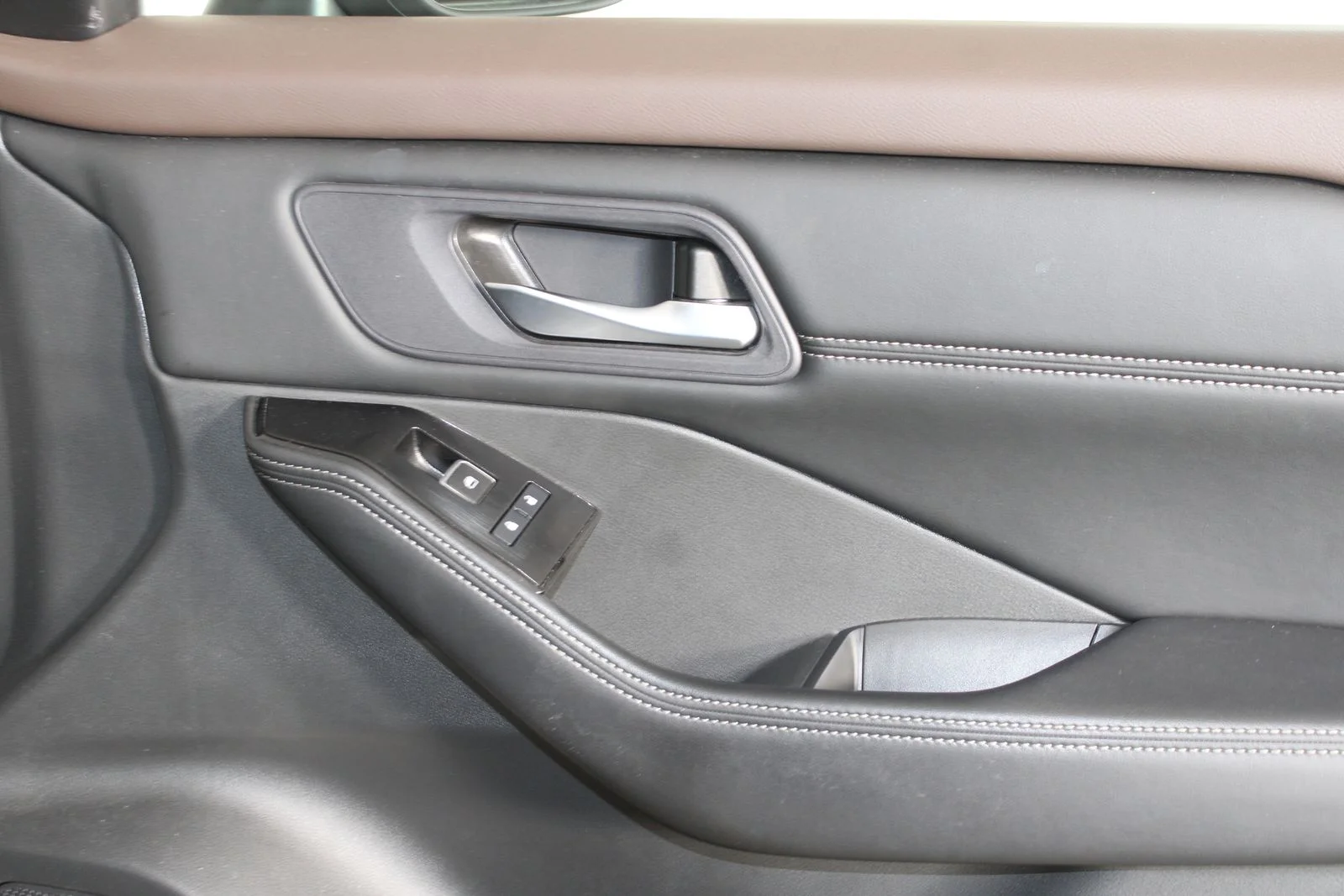 Used 2023 Gray Nissan SL image 15
