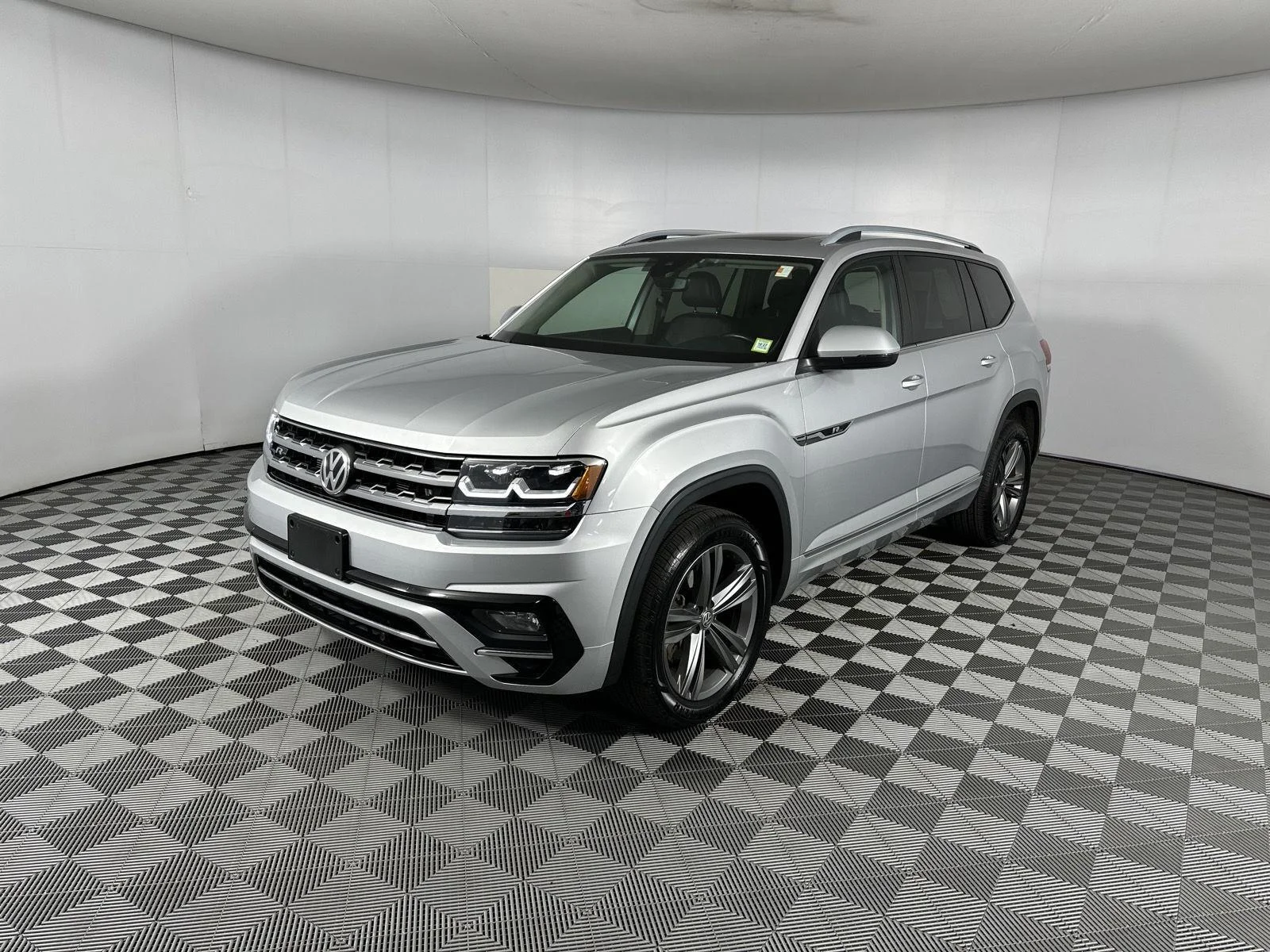 Used 2019 Platinum Gray Metallic Volkswagen 3.6L V6 SEL R-Line image 4