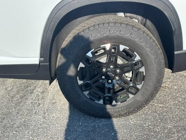 New 2027 Polar White Tricoat Chevrolet Z71 image 4