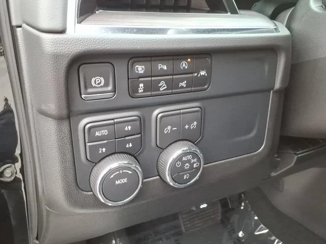 Used 2025 Black Chevrolet Z71 image 21