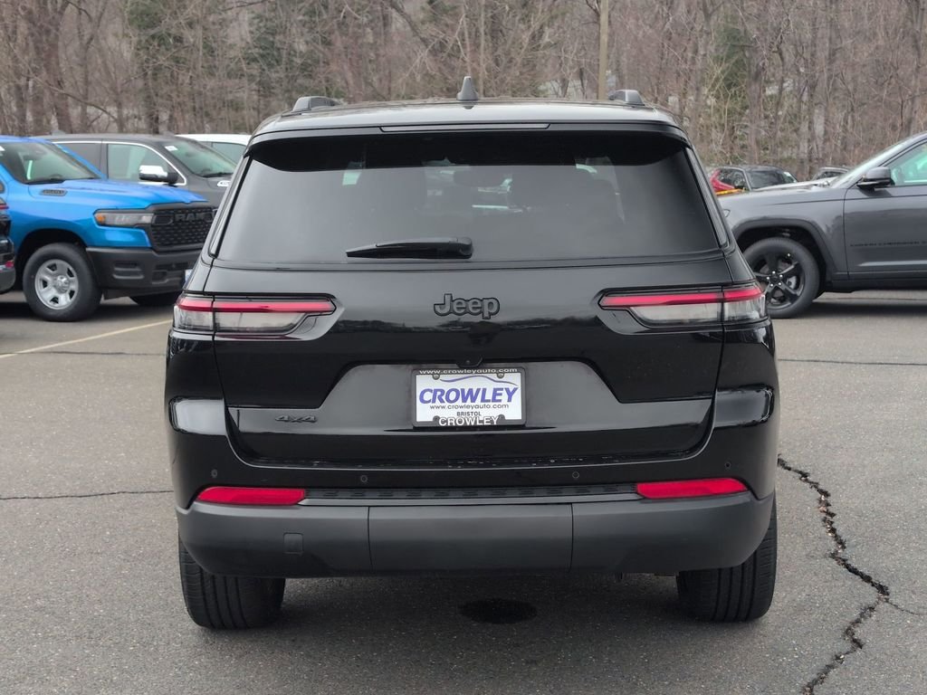 Used 2023 Black Jeep Altitude image 4