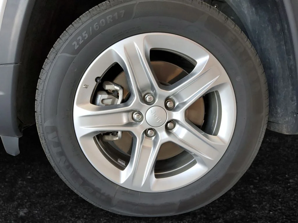 Used 2024 White Jeep Latitude image 25