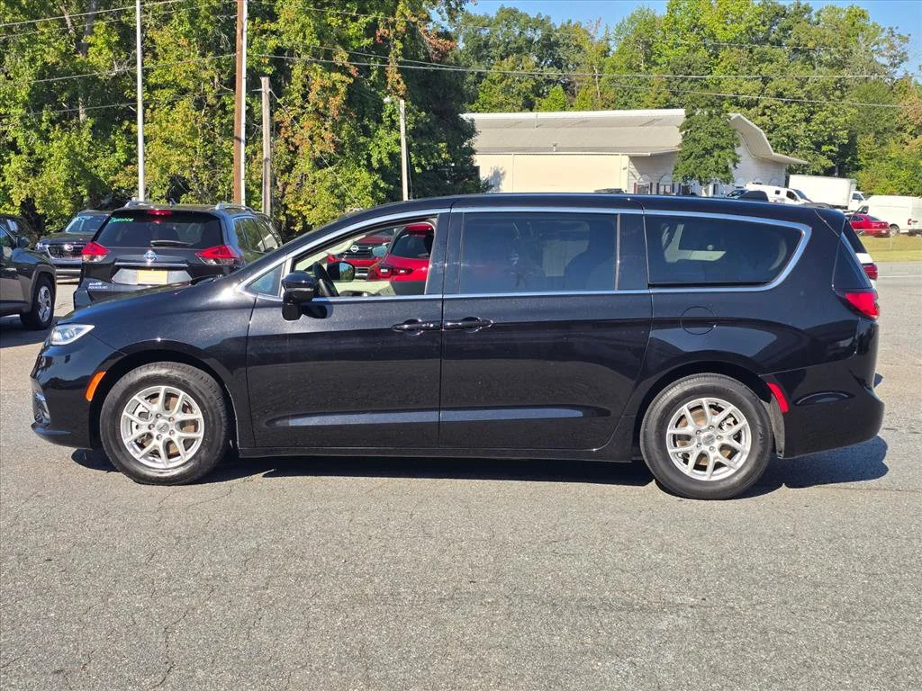 Used 2024 Black Chrysler Touring L image 21