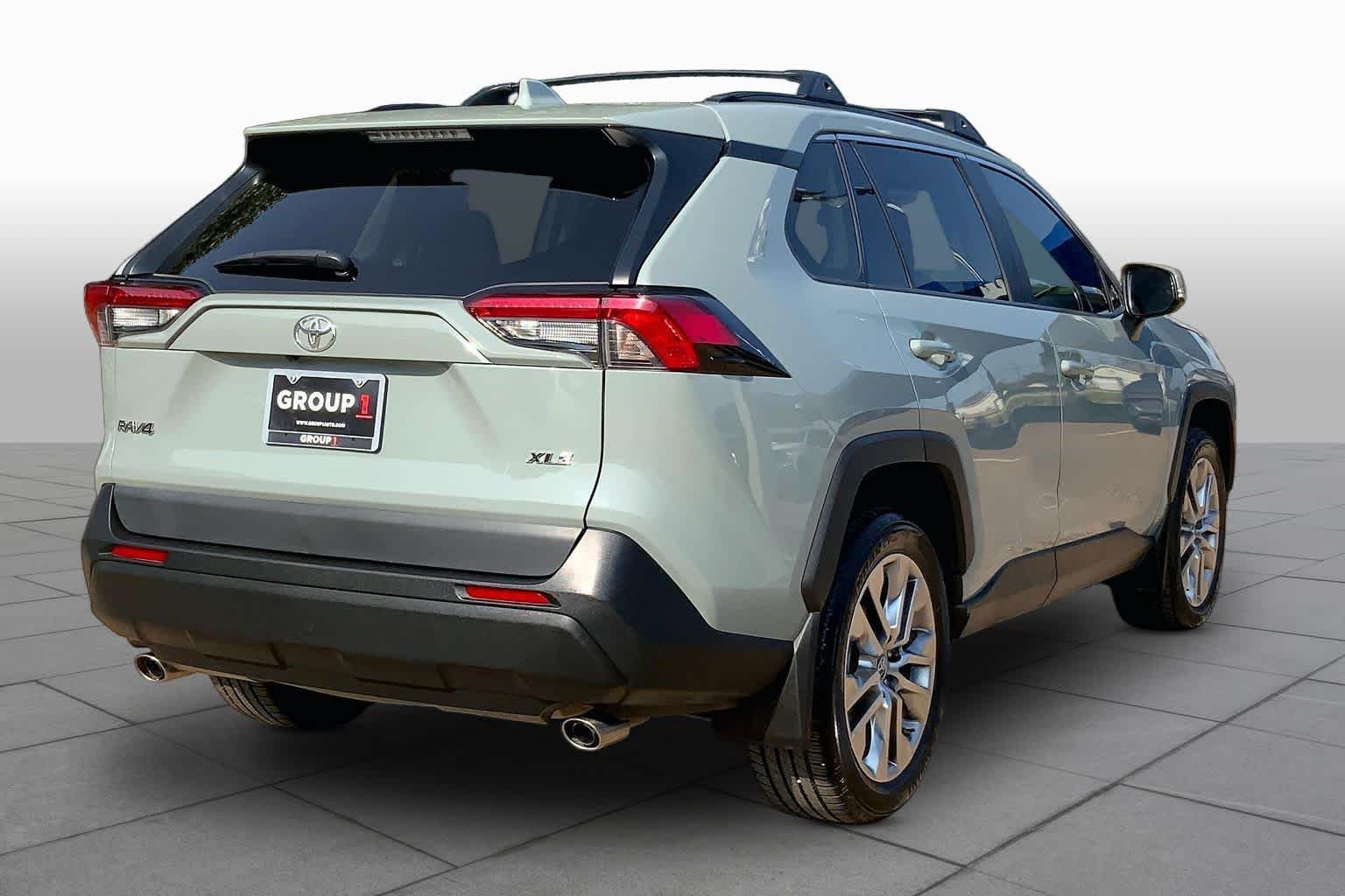 Used 2019 Lunar Rock Toyota XLE Premium image 13