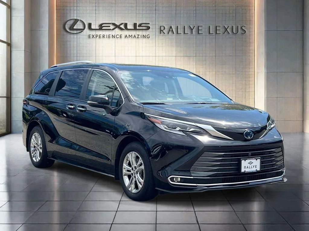 2023 Toyota Sienna Platinum 7-Passenger Hybrid AWD's photo