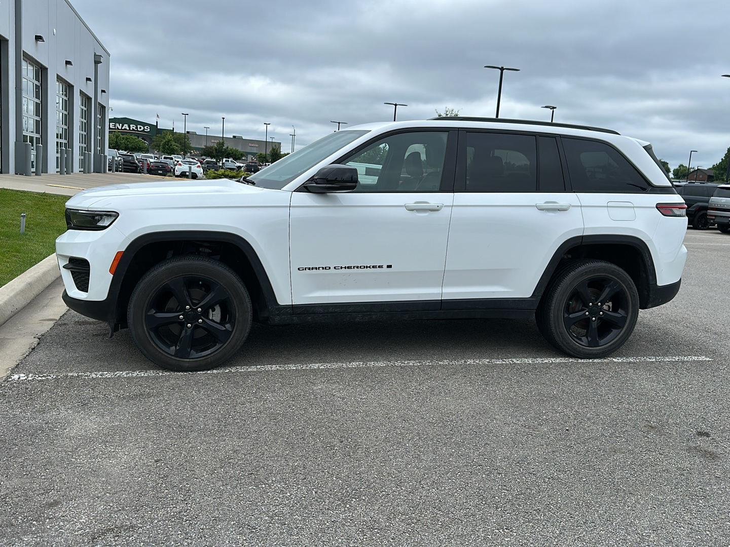 Used 2023 Jeep Grand Cherokee Altitude with VIN 1C4RJHAG6PC565988 for sale in Kansas City