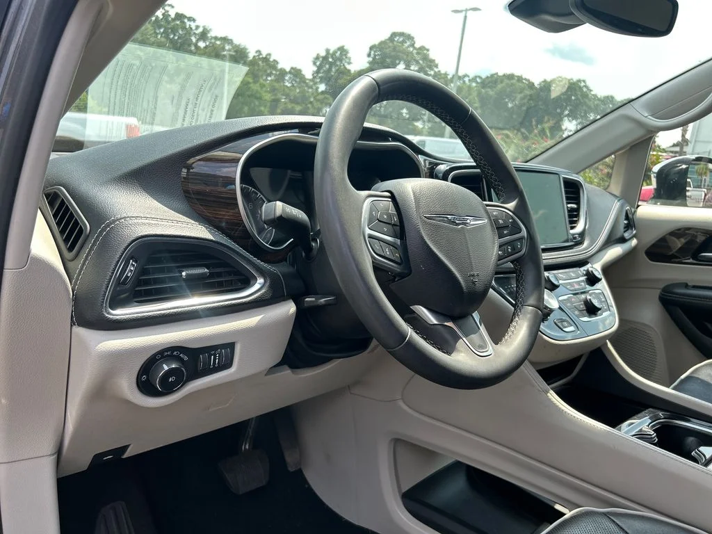 Used 2023 Gray Chrysler Limited image 10