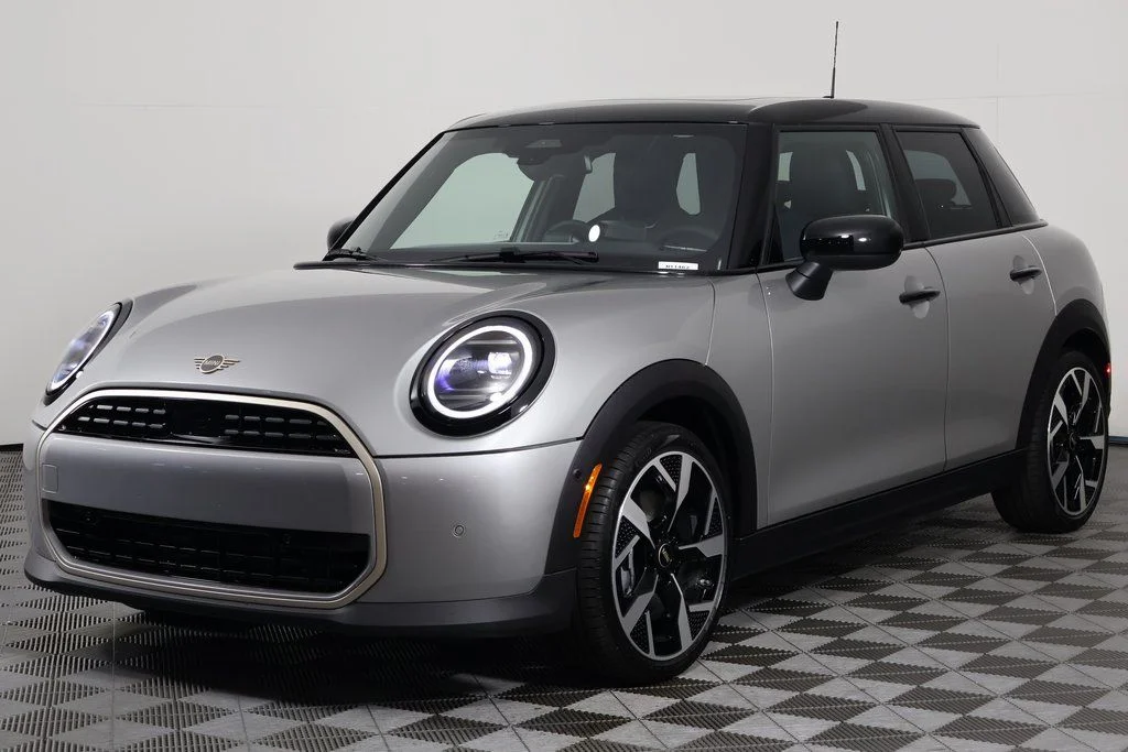 New 2026 Silver MINI Signature Plus image 1