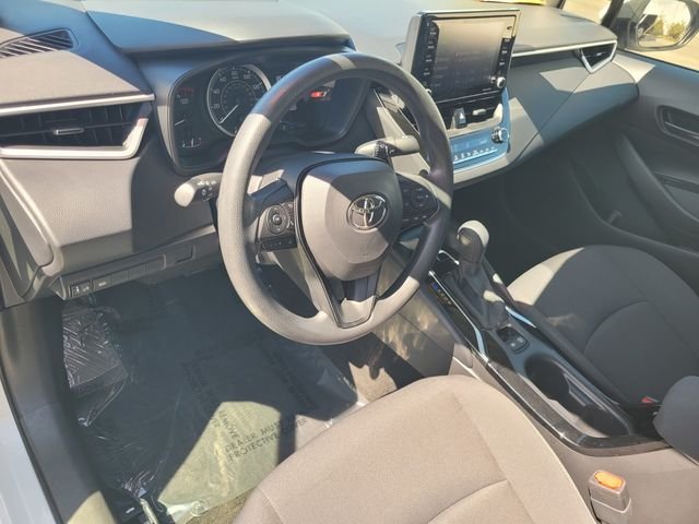 Used 2022 White Toyota LE image 12