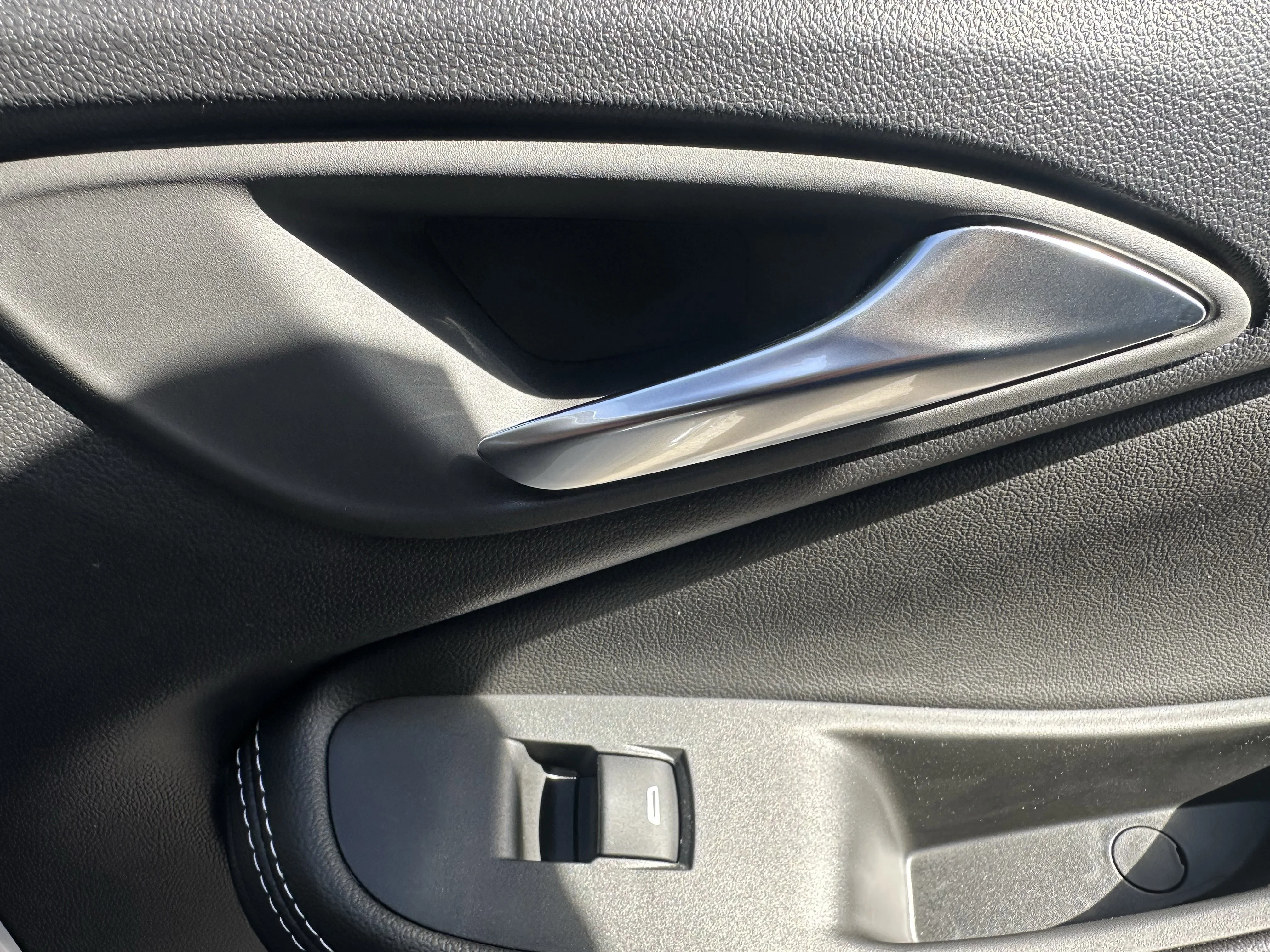 New 2026 White Frost Tricoat Buick Avenir image 21