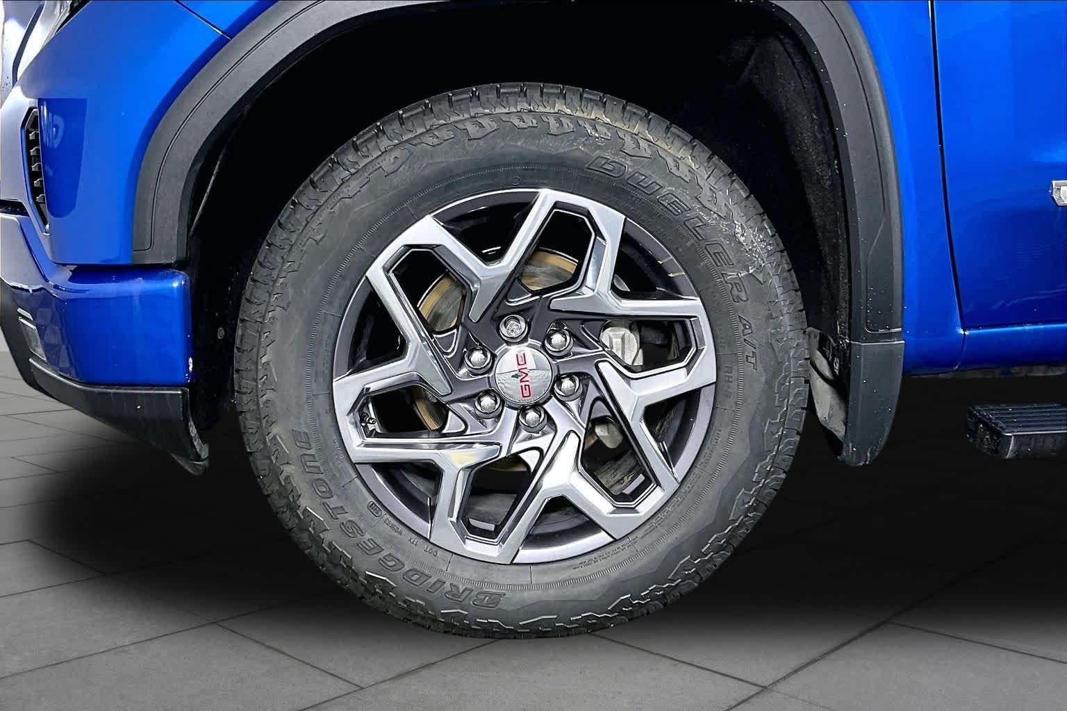 Used 2022 Dynamic Blue Metallic GMC Elevation image 11