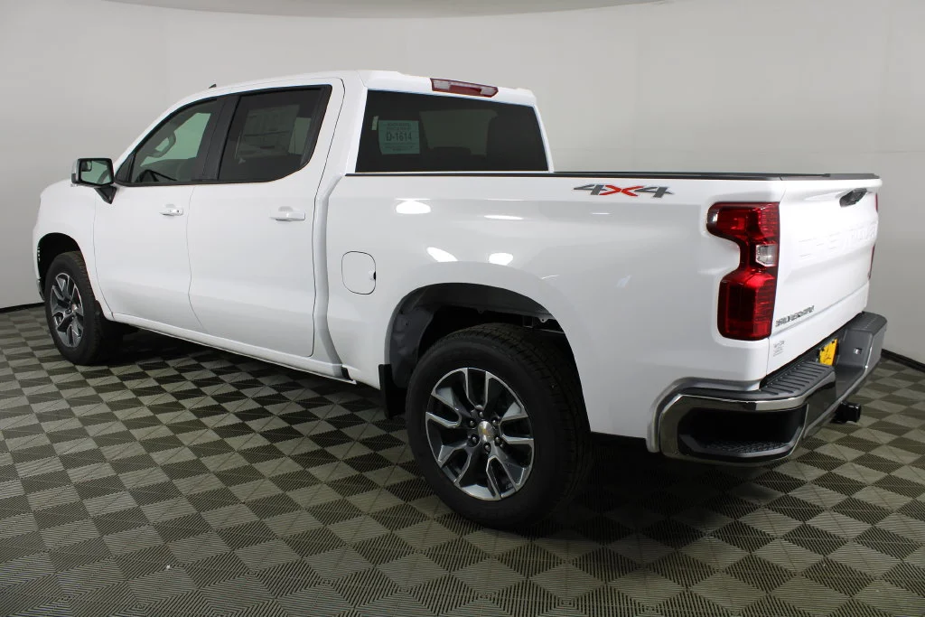 New 2026 Summit White Chevrolet LT (2FL) image 4