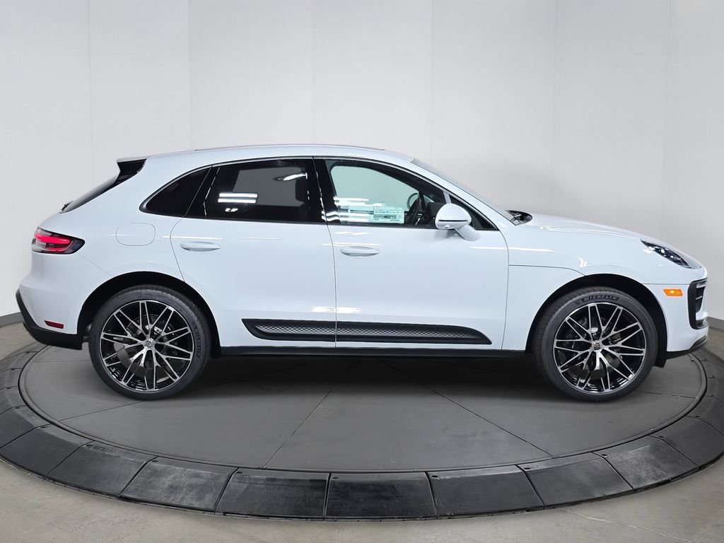 2026 Porsche Macan T - Photo 8