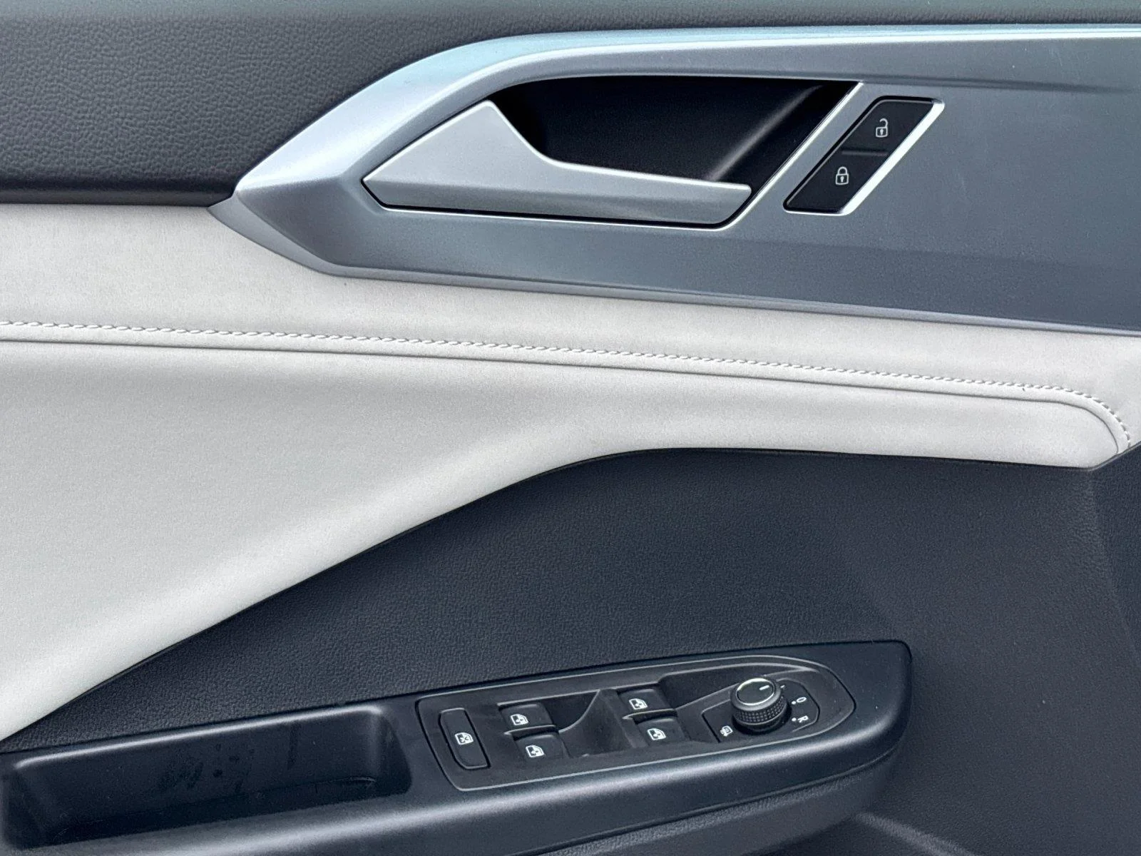 New 2026 Pure White Volkswagen SE image 14