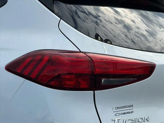 Used 2021 White Cream Hyundai SE image 8