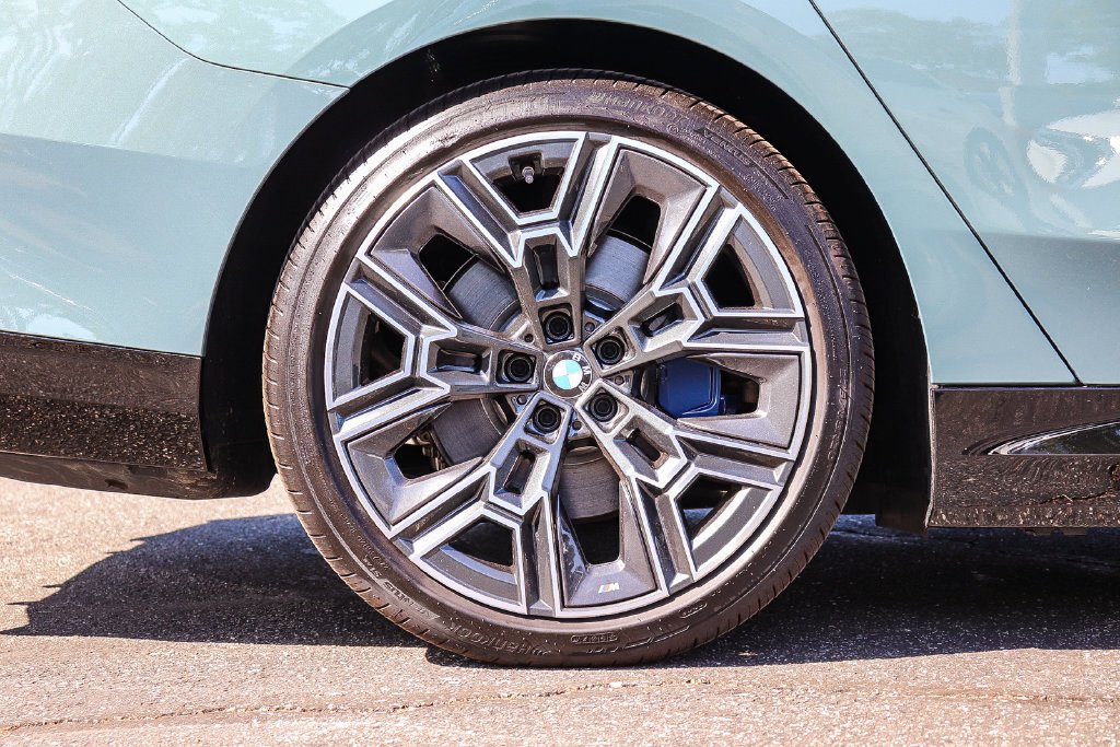 Used 2027 Cape York Green Metallic BMW xDrive40 image 8