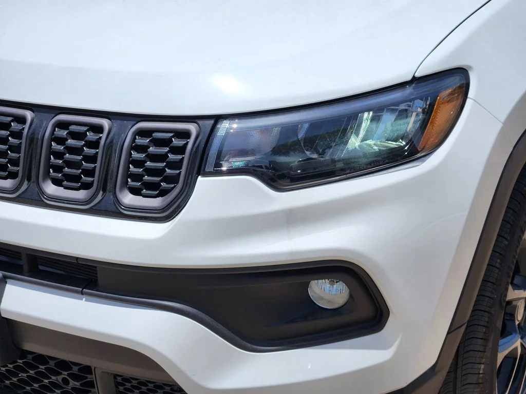 New 2026 Bright White Clear-Coat Exterior Paint Jeep Latitude image 5