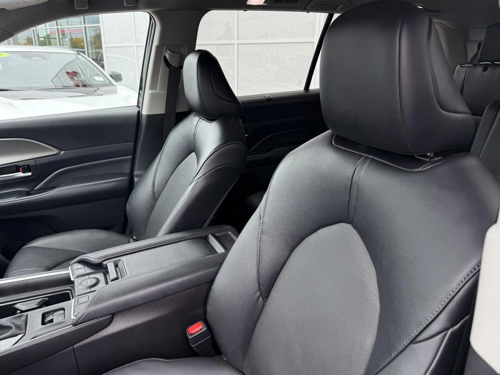 Used 2025 Midnight Black Metallic Toyota XLE image 24